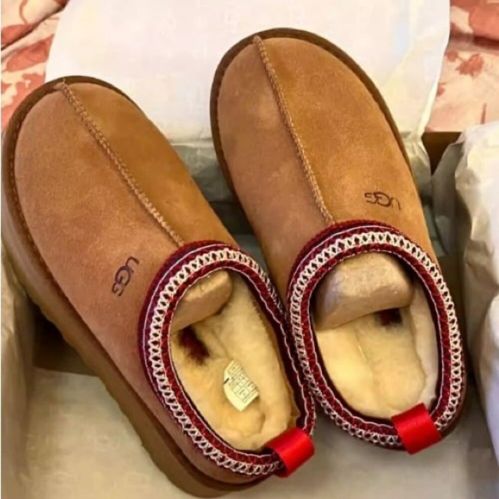 UGG Women's Tan Slippers with Red Accents👄👄